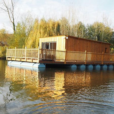 Cabanes Flottantes Et Gites Au Fil De L'Eau Colleville Exterior photo