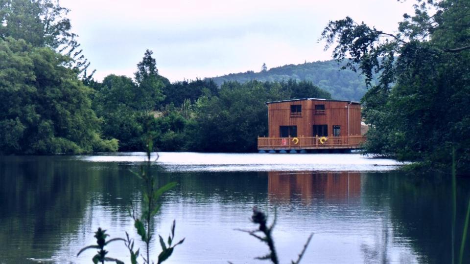 Cabanes Flottantes Et Gites Au Fil De L'Eau Colleville Exterior photo